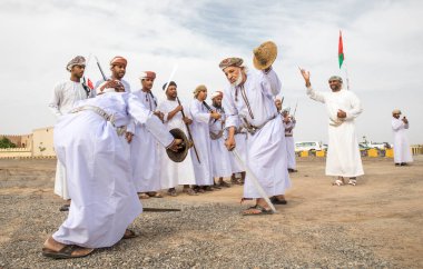 Ibri, Umman, 28 Nisan 2018: Erkekler geleneksel şekilde dans edip şarkı söylüyor.