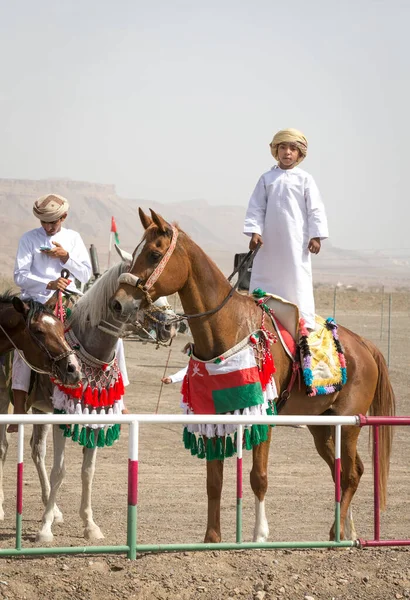 Khadal Oman Квітня 2018 Оманські Діти Традиційному Одязі Стоячи Конях — стокове фото