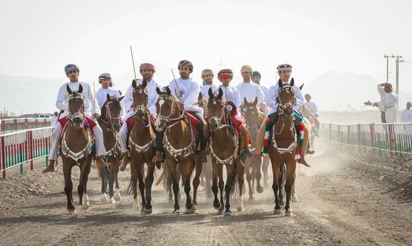 Ibri Omán Dubna 2018 Omani Muži Přijíždějící Dostihy Venkově — Stock fotografie