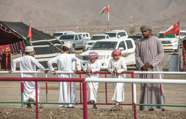 Khadal Oman Квітня 2018 Omani Men Traditional Clothing Watchin Horse — стокове фото