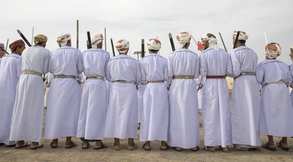 2018年4月28日オマーン イブリ 男性がオマーニの伝統的な踊りと歌を披露 — ストック写真
