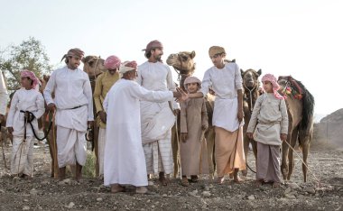 Khadal, Umman, 28 Nisan 2018: Geleneksel giysili, develeri olan uğursuz adamlar.