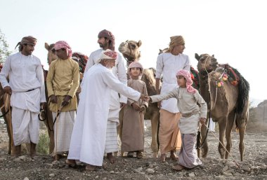 Khadal, Umman, 28 Nisan 2018: Geleneksel giysili, develeri olan uğursuz adamlar.