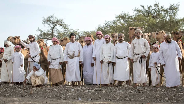 Хадал Оман Квітня 2018 Омані Чоловіки Традиційному Одязі Верблюдами — стокове фото
