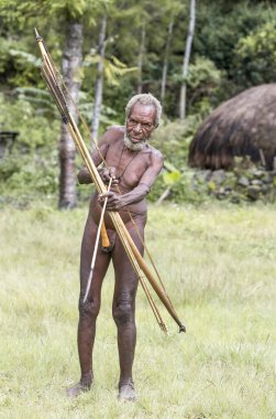 Ugem Köyü, Baliem Vadisi, Batı Papua, Endonezya - 13 Şubat 2016: Yay ve oklu Dani kabilesi adamı