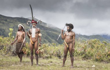 Baliem Vadisi, Batı Papua, Endonezya, 15 Şubat 2016: Baliem Vadisi 'nin dani kabilesi halkı geleneksel kıyafetleriyle