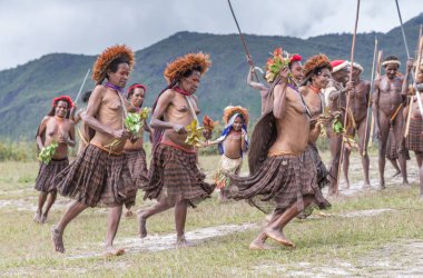 Baliem Vadisi, Batı Papua, Endonezya, 15 Şubat 2016: Baliem Vadisi 'nin dani kabilesi halkı geleneksel kıyafetleriyle