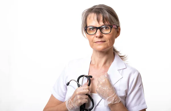 Retrato Uma Médica Meia Idade — Fotografia de Stock