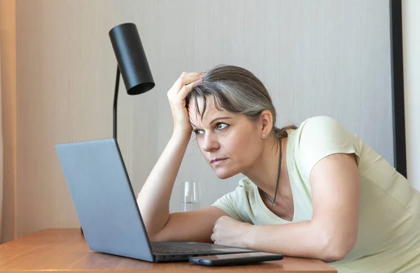 Vrouw Van Middelbare Leeftijd Verveeld Bij Het Werken Vanuit Huis — Stockfoto