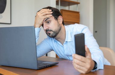 Kızgın orta yaşlı bir adamın portresi.