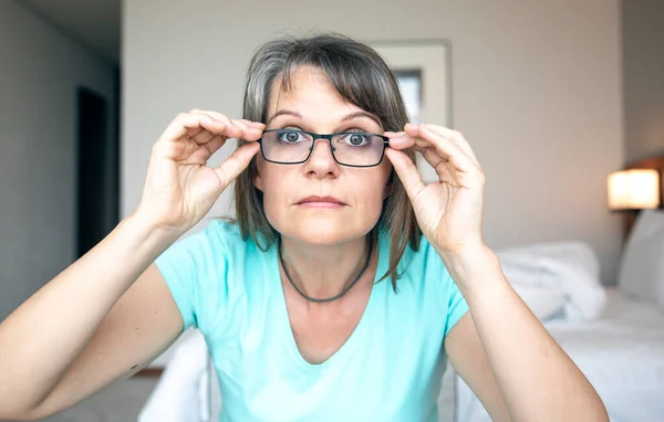 Mujer Mediana Edad Bandeja Para Arreglar Sus Gafas Para Ver —  Fotos de Stock