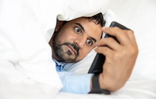 Middelbare Leeftijd Man Bed Kijken Naar Zijn Telefoon Social Media — Stockfoto