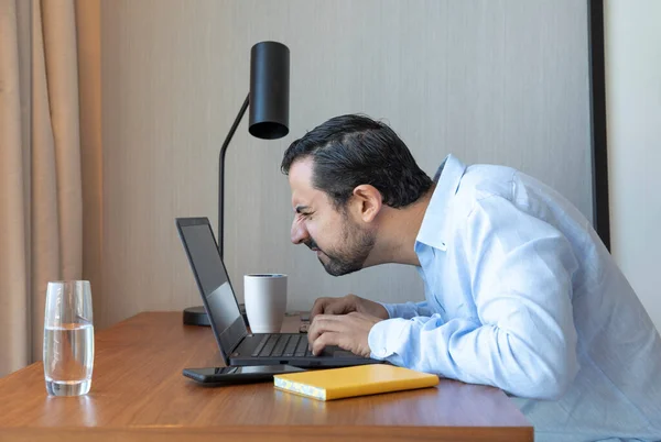 Man Met Een Slecht Gezichtsvermogen Werkend Zijn Laptop Worstelend Zien — Stockfoto