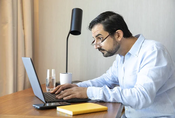 Man Van Middelbare Leeftijd Met Een Slecht Gezichtsvermogen Werkend Zijn — Stockfoto