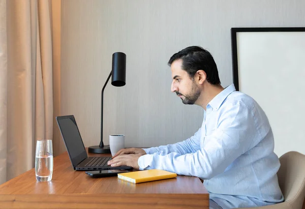 Man Van Middelbare Leeftijd Die Thuis Werkt — Stockfoto