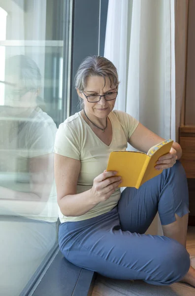 Μεσήλικη Γυναίκα Που Διαβάζει Στο Σπίτι — Φωτογραφία Αρχείου