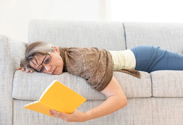 Vrouw Van Middelbare Leeftijd Die Thuis Leest — Stockfoto