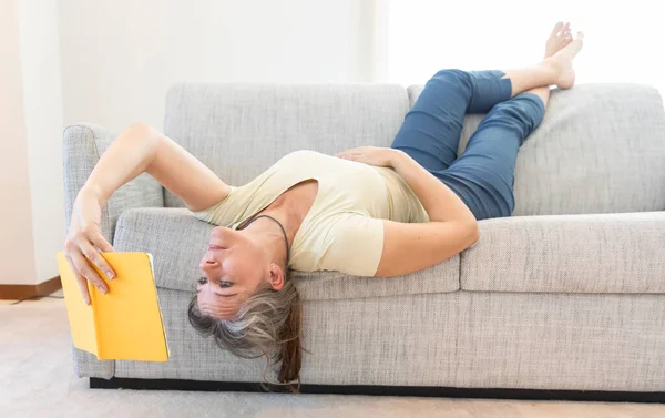 Vrouw Van Middelbare Leeftijd Die Thuis Leest — Stockfoto