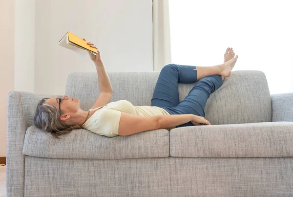 Vrouw Van Middelbare Leeftijd Die Thuis Leest — Stockfoto