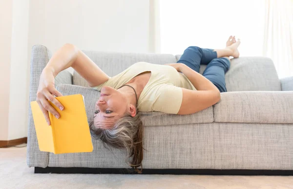 Vrouw Van Middelbare Leeftijd Die Thuis Leest — Stockfoto