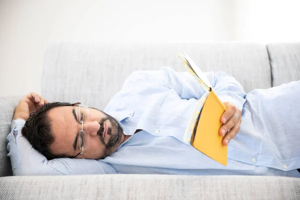 Man Van Middelbare Leeftijd Die Thuis Leest — Stockfoto