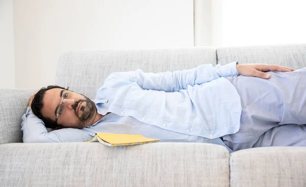 Man Van Middelbare Leeftijd Rustend Zijn Bank — Stockfoto