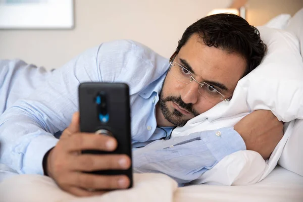 Arabische Man Van Middelbare Leeftijd Bed Met Zijn Telefoon — Stockfoto