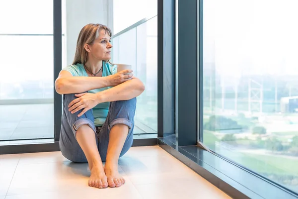 Vrouw Van Middelbare Leeftijd Die Thuis Rust Koffie Drinkt — Stockfoto