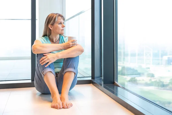 Vrouw Van Middelbare Leeftijd Die Thuis Rust Koffie Drinkt — Stockfoto