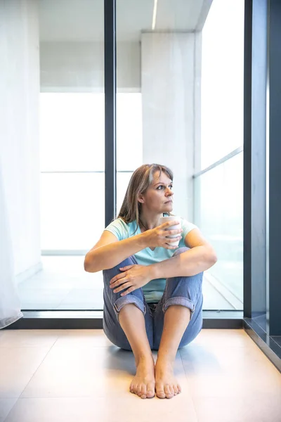 Vrouw Van Middelbare Leeftijd Die Thuis Rust Koffie Drinkt — Stockfoto