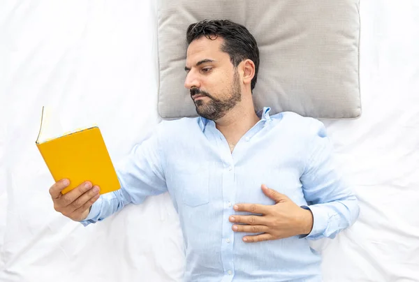 Homem Árabe Meia Idade Lendo Cama — Fotografia de Stock