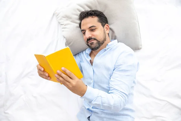 Arabische Man Van Middelbare Leeftijd Die Bed Leest — Stockfoto