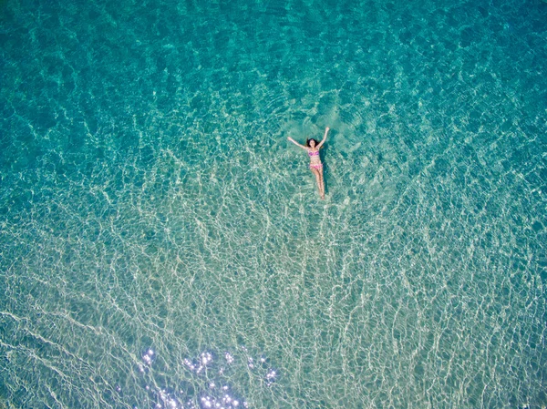 Jeune femme nageant dans l'eau bleue de la mer d'Andaman. Vue de dessus. Plage blanche, Phuket, Thaïlande . — Photo