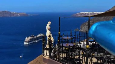 Santorini Fira Yunanistan Ege Denizi manzarası Yunan Heykeli ve Gemi Gezisi, Akdeniz Uçurum Kenarı Manzarası, Manzaralı Caldera Seyahat Görüntüsü, Yaz Tatil Yeri