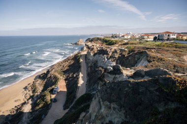 12 Ekim 2025 'te Santa Cruz Torres Vedras Portekiz' deki Atlantik Okyanusu 'na bakan bir uçurumun taştan parmaklıkları..