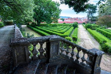 Geometrik çitleri, ağaçları, patikaları ve Belem, Lizbon, Portekiz 'deki eski taş merdivenleri olan resmi bir bahçe manzarası. 4 Ekim 2025.