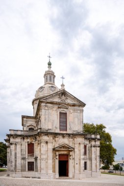 Lizbon Portekiz 'in Ajuda semtindeki bir 18. yüzyıl kilisesi olan Igreja da Memoria' nın barok kubbesi ve cephesi bulutlu bir gökyüzünün altında görüldü. 04 Kasım 2025.
