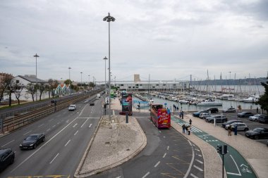 4 Kasım 2025 'te Lizbon' daki 25 de Abril Köprüsü yakınlarında gezici otobüs ve tekneleri ile Belem limanı boyunca yoğun yol ve marina bulunmaktadır..