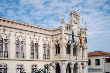 Sintra Belediye Binası, süslü neo-manueline mimari detaylarıyla 16 Ekim 2025 tarihinde Sintra, Lizbon Bölgesi, Portekiz 'de mavi gökyüzünün altındaki kuleyi işaret etti..