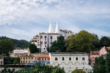 Sintra Ulusal Sarayı 'nın kendine özgü ikiz bacaları 16 Ekim 2025' te Portekiz 'in Sintra, Lizbon Bölgesi' ndeki tarihi kasaba merkezinin üzerinde yükseliyor..