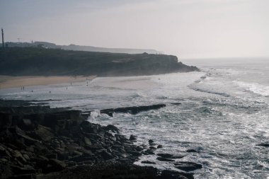 Güçlü Atlantik Okyanusu dalgaları 16 Ekim 2025 'te Praia das Macas Sintra Lizbon Bölgesi' nde engebeli kıyı kayalarına çarpıyor..