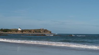 Peniche Portekiz 'deki yüksek kıyı kayalıklarına yaklaşan dalgalar