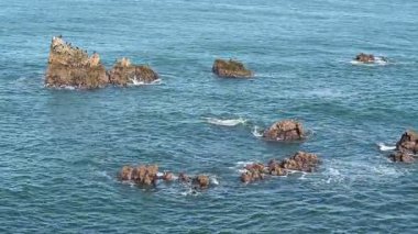 Peniche Portekiz 'deki yüksek kıyı kayalıklarına yaklaşan dalgalar