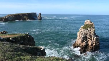 Peniche Portekiz 'deki yüksek kıyı kayalıklarına yaklaşan dalgalar