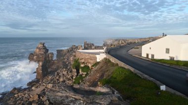 Okyanus kayalıklarının üzerindeki sahil yolu 2025 11 09