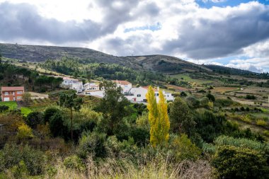 Alenquer Portekiz 29 Kasım 2025. Beyaz köy evleri Montejunto tepelerinin aşağısındaki yeşil bir vadide sık bitki örtüsünün arasında yer alır.