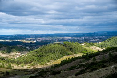 Alenquer Portekiz 29 Kasım 2025. Katmanlı bulut örtüsü altında uzak rüzgar türbinlerine doğru uzanan panoramik bir vadi.