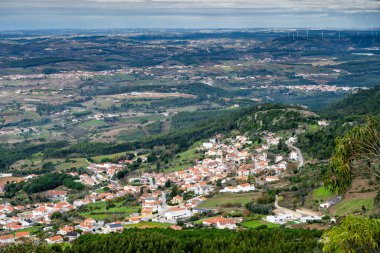 Alenquer Portugal 29 Kasım 2025 Bir vadi köyü panoramik bir manzara Tarım arazisi ve dağ sırtından görünen yuvarlanan tepeler