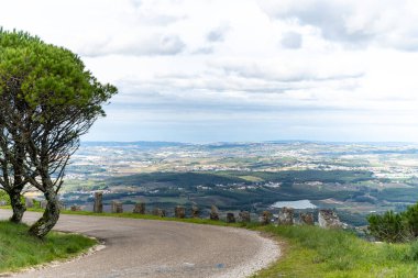 Serra de Montejunto Portekiz 29 Kasım 2025. Dağ yolu manzarası kırsal alanlara ve kasabalara bakıyor..