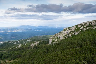 Alenquer Portugal 29 Kasım 2025 Geniş bir orman vadisi ve kireçtaşı uçurumları katmanlı bulutların altında yüksek bir dağ manzarasından görülür.